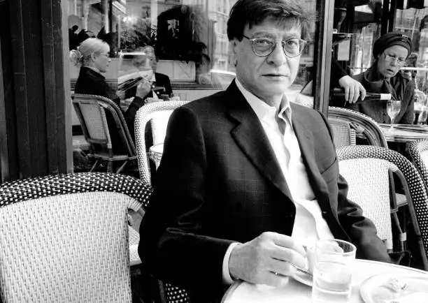 صورة توثيقية للشاعر محمود درويش (1941-2008) تم التقاطها في مدينة باريس الفرنسية عام 2003